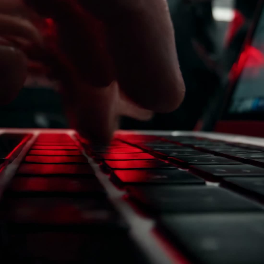 Mains sur un clavier rétroéclairé pendant une reprogrammation