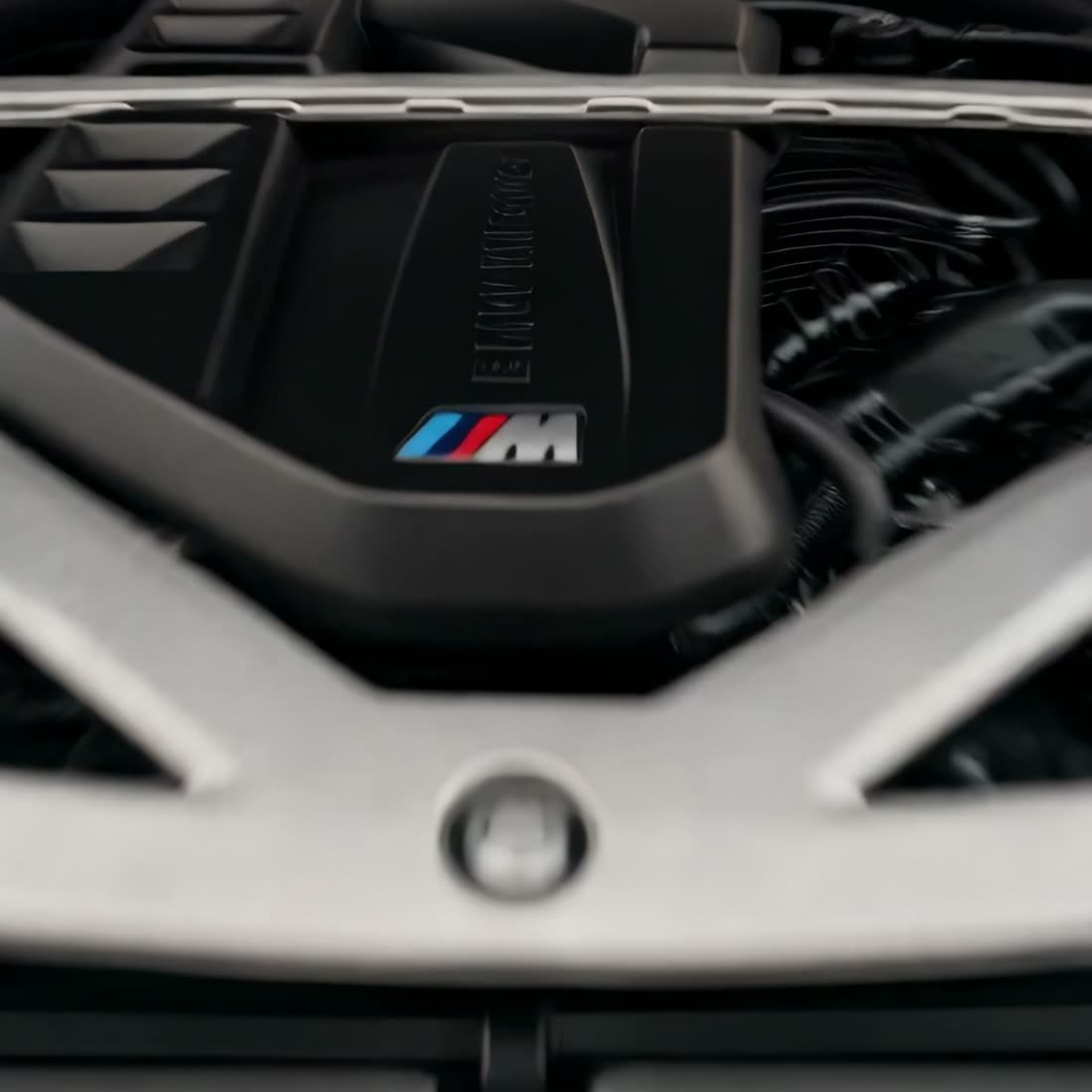 Bloc moteur d'une BMW M sous le capot