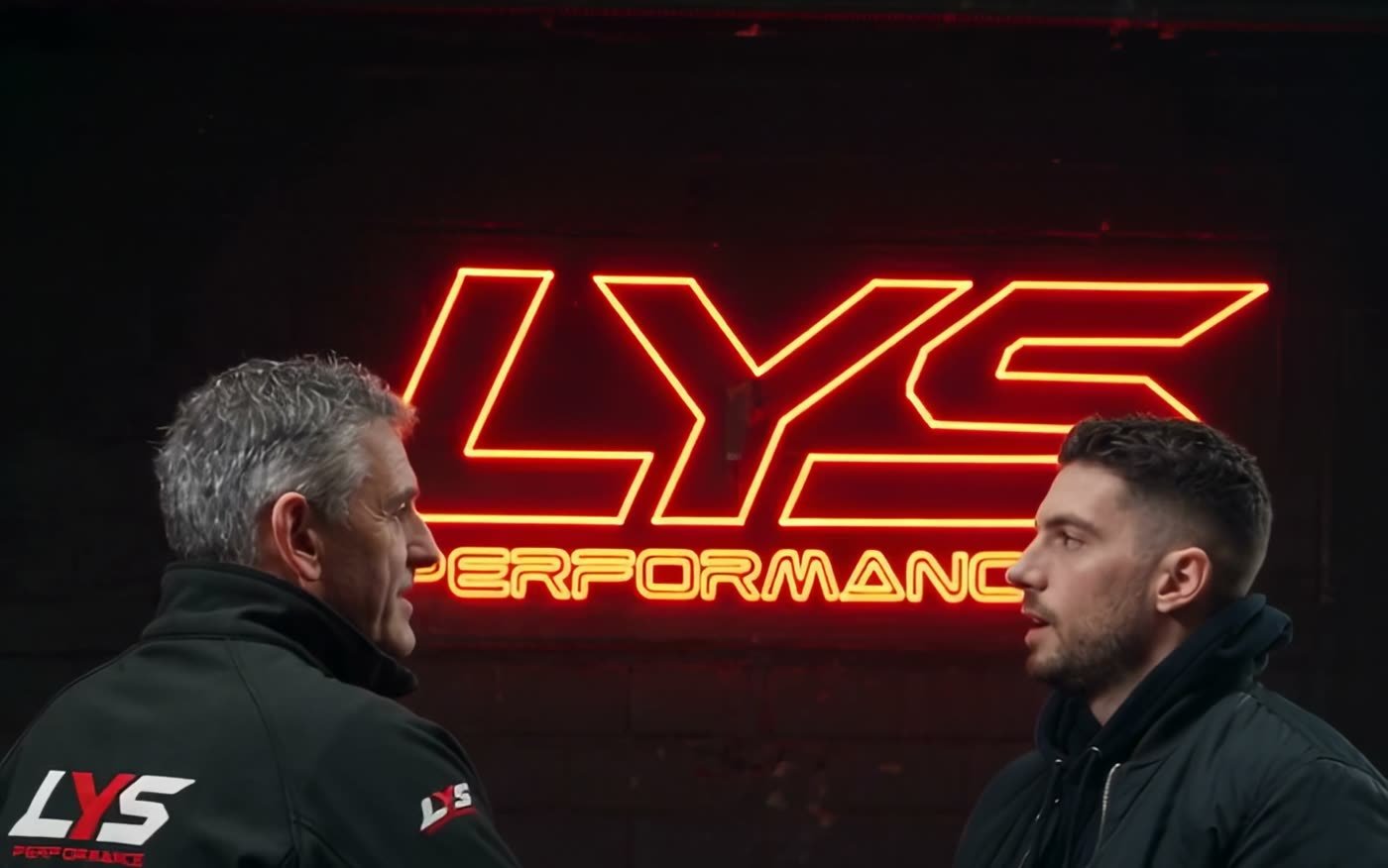 Enseigne néon LYS PERFORMANCE dans l'atelier
