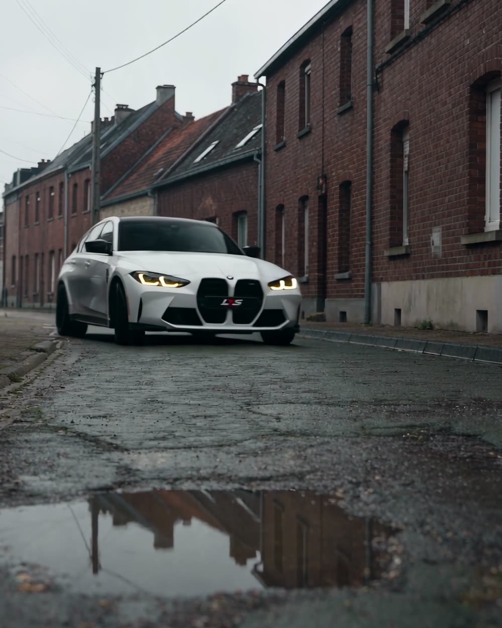 Berline blanche préparée par LYS PERFORMANCE dans une rue du Nord